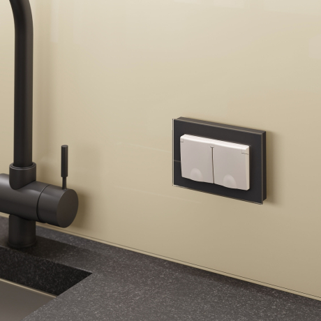 Розетка двойная влагозащищенная с заземлением и со шторками, без рамки с крышкой Werkel слоновая кость W1172203