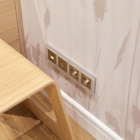 Розетка с заземлением и со шторками, без рамки Werkel шампань рифленый W1171110